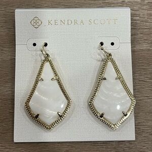 Kendra Scott Alex Gold tone drop earrings in Ivory Pearl. Classic. Bag included